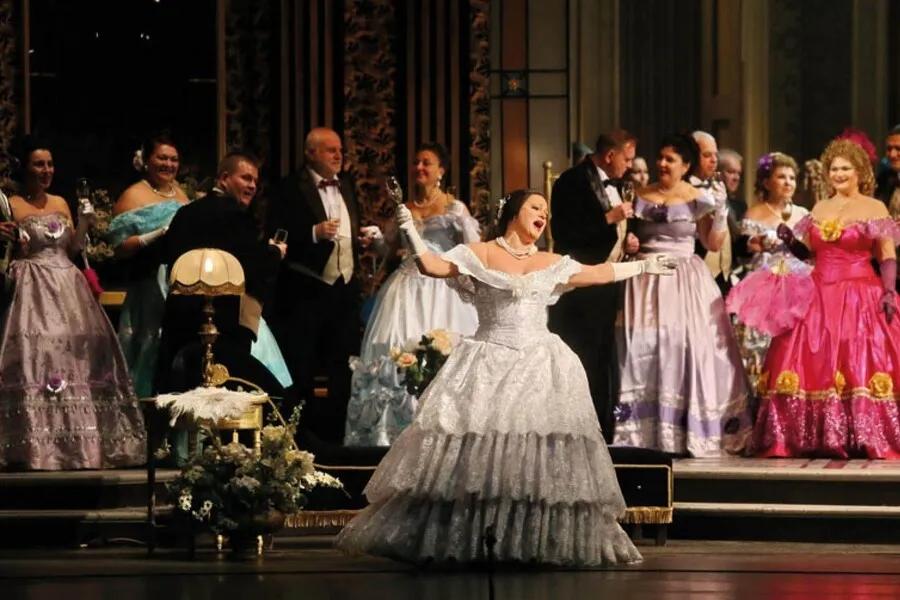 Juzeppe Verdining "Traviata" operasi